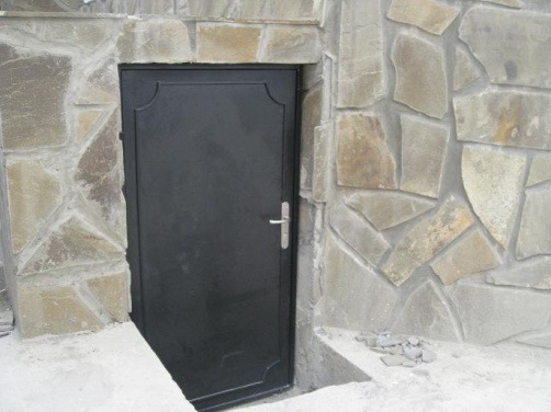 Двери в подвал дома. Металлическая дверь в погреб. Двери в подвальное помещение. Входная дверь в погреб. Металлическая дверь в подвал.