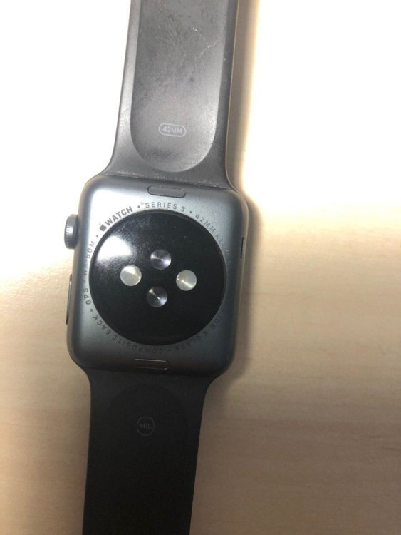 Продам Apple Watch Series 3 (42мм) 200