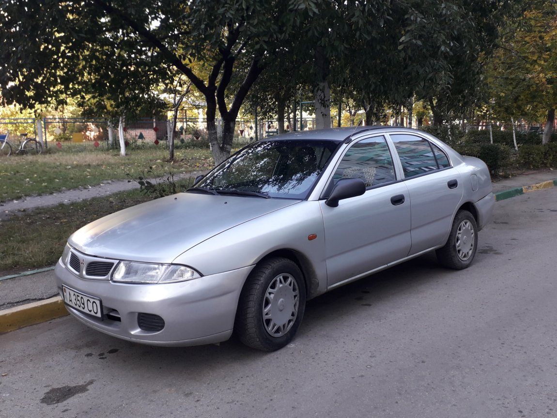 Мицубиси Carisma 1998. Митсубиси Каризма 98г. Mitsubishi Carisma 98 год. Мицубиси Каризма, 1998 г. белая.