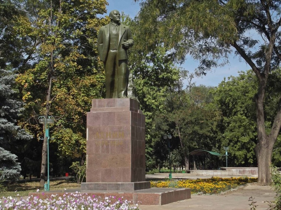 Лучший бендеры. Памятник в и Ленину Бендеры. Достопримечательности ПМР Бендеры. Мемориальные комплексы Бендеры. Приднестровье Бендеры памятник.