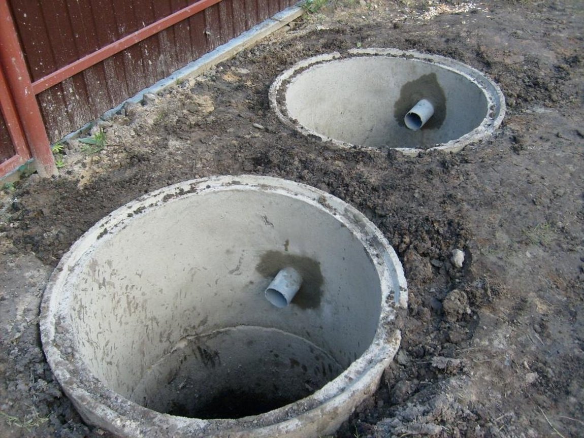 Сколько стоит выкопать туалет. Септик из ЖБИ колец. Кольца для сливной ямы. Канализационный колодец на участке. Септики из бетонных колец для канализации.