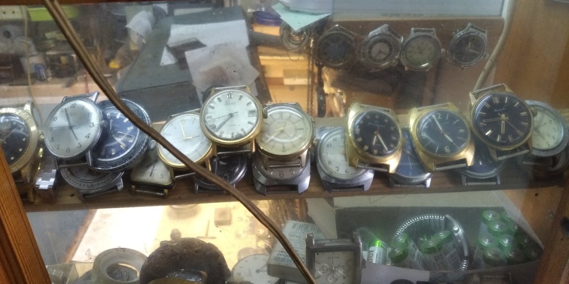 Фирма занимается ремонтом часов приобретение комплектующих. Реставрация стекла часов. Ремонт часов в Тирасполе. Часы ремонт Тирасполь.