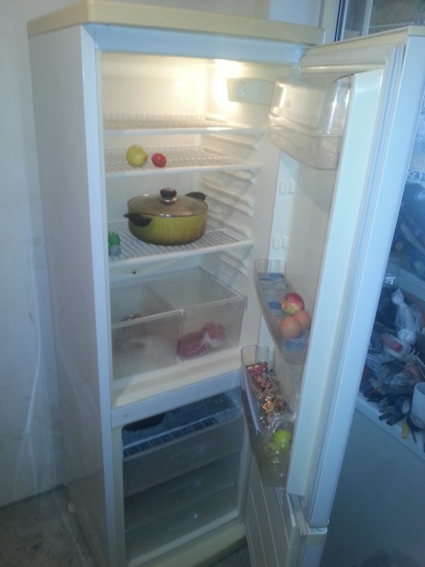 Холодильник 180см. Холодильник высота 180. Холодильник Кама. Снизу морозилка сверху стол.