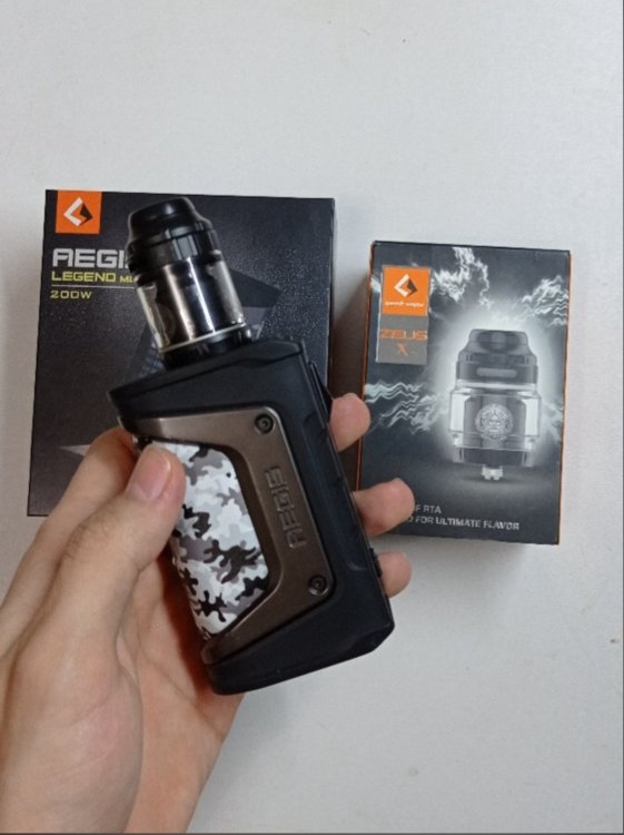 White siberia 5000w. Aegis Legend 200w в руке. Aegis Legend 200w с баком Зеус. GEEKVAPE Aegis Legend 200w с баком Зевс. Aegis Legend 200w с баком Зеус в руке.