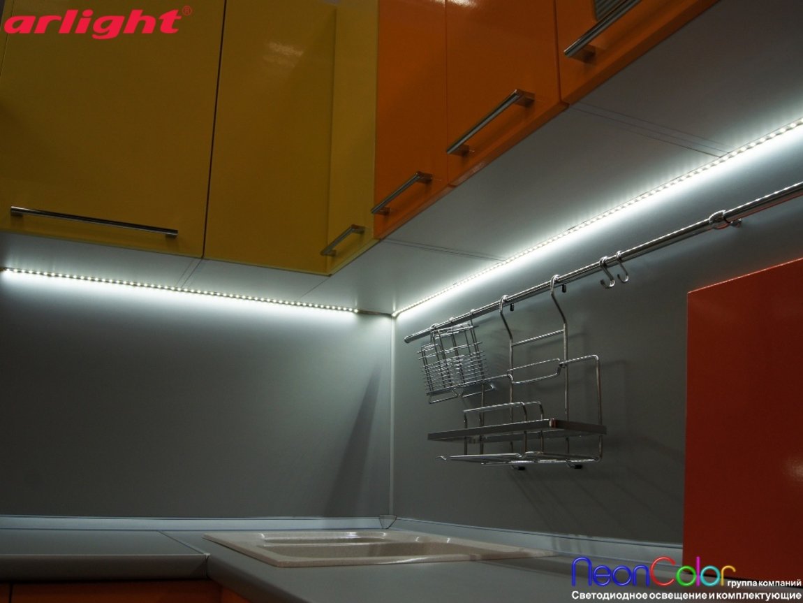 Лучшие подсветки для кухни. Подсветка кухни под шкафами арлайт. Подсветка кухни 220 вольт. Диодная подсветка на кухне. Подсветка кухни светодиодной лентой.