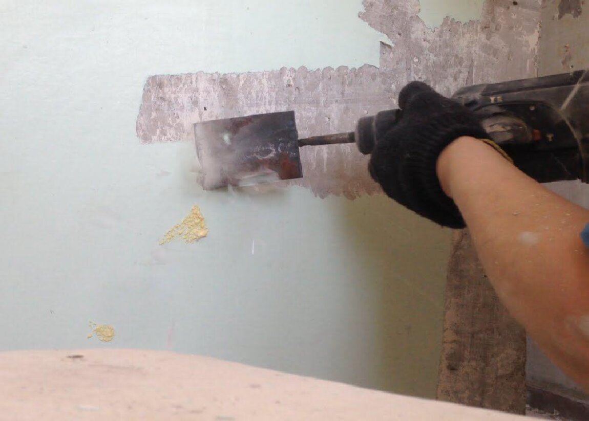 После снятия обоев грунтовать. Очистка поверхности стен. Демонтаж шпаклевки со стен. Зачистка стен от старой шпаклевки. Снятие штукатурки со стен.