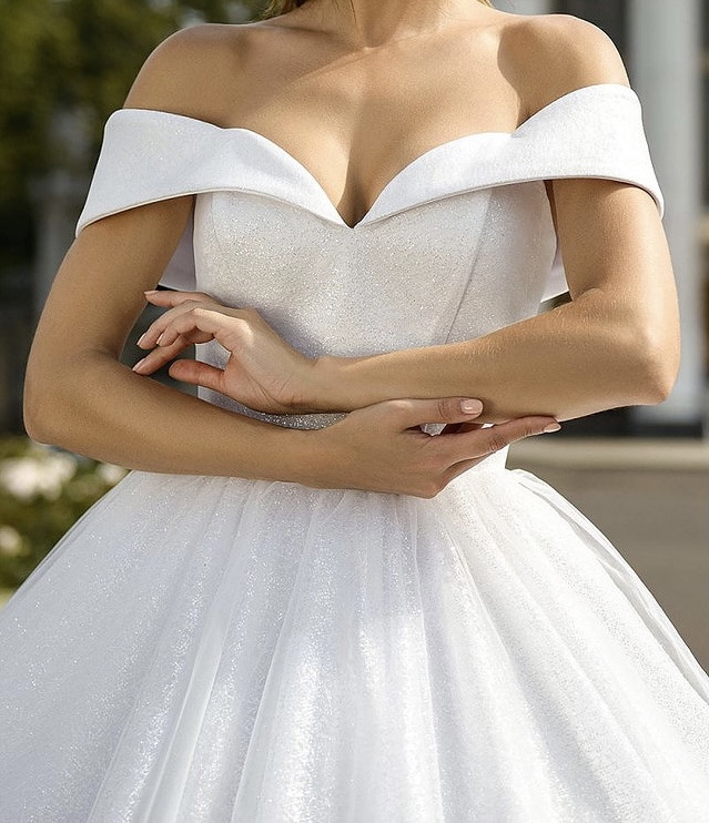 Свадебное платье на плечах