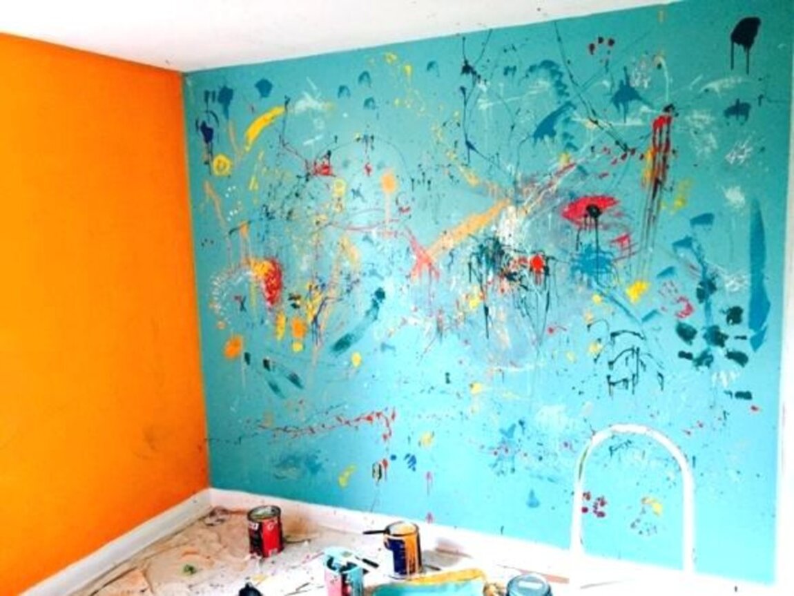 Жидкие обои пятна. Необычная покраска стен. Декор стен краской. Водоэмульсионная краска для стен. Яркая краска для стен.
