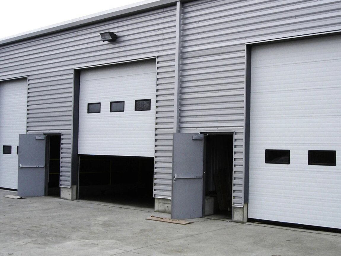 Фасад складского помещения. Ворота для производственных зданий. Промышленные ворота дорхан isd01. Вертикальные ворота для гаража. Ворота рулонные промышленные херман.