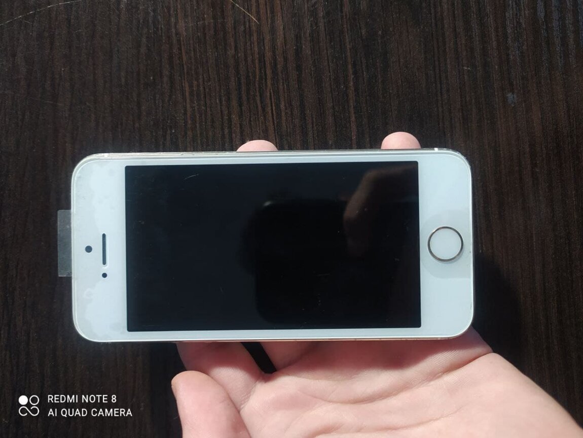 Продам iPhone 5s - 64 ГБ + 2 чехла и защитное стекло 500 руб