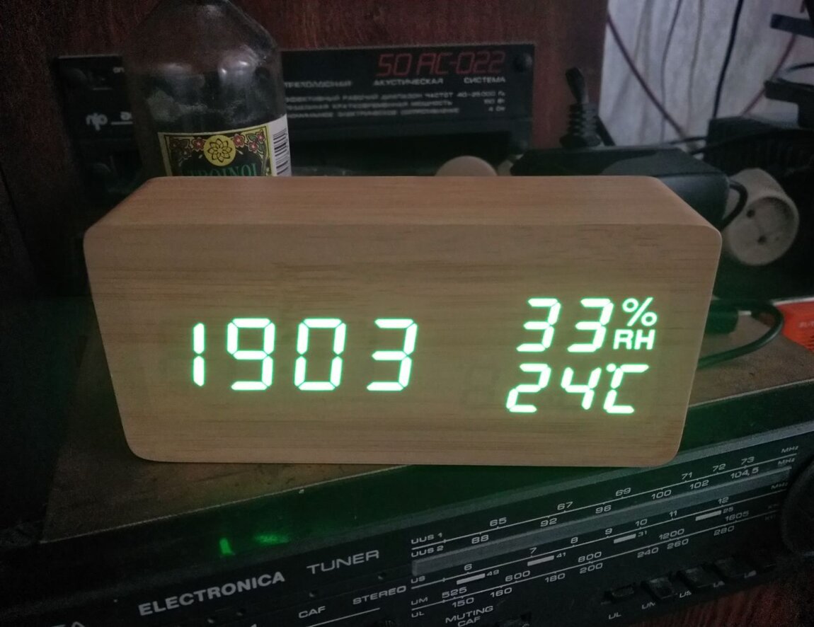 Led mirror clock инструкция на русском. Часы с будильником, гигрометром и термометром led Mirror Clock. Термометр гигрометр с подсветкой часы календарь будильник Horbok c-3s. Часы с календарем и термометром rs111. Электронные часы-календарь 211-1td-2tdxz6-3t1-4dxs8x64.