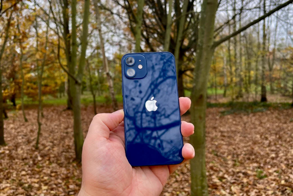 Реальные 12. Iphone 12 Mini Blue. Iphone 12 Mini синий. Iphone 12 Mini вживую. Снимки с iphone 12 Mini.