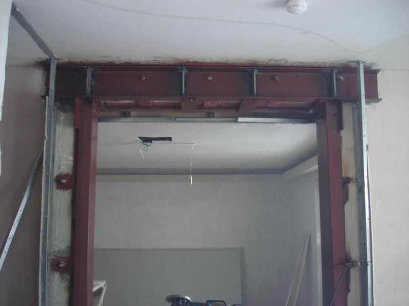 Усиление перемычки швеллерами. Усиление дверного проема. Проем двери швеллер 100. Перемычка для пгп 80 швеллер. Проем в стене.