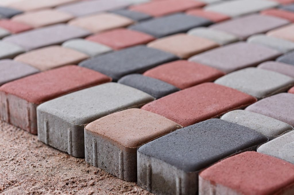 Рабочие на укладку тротуарной плитки