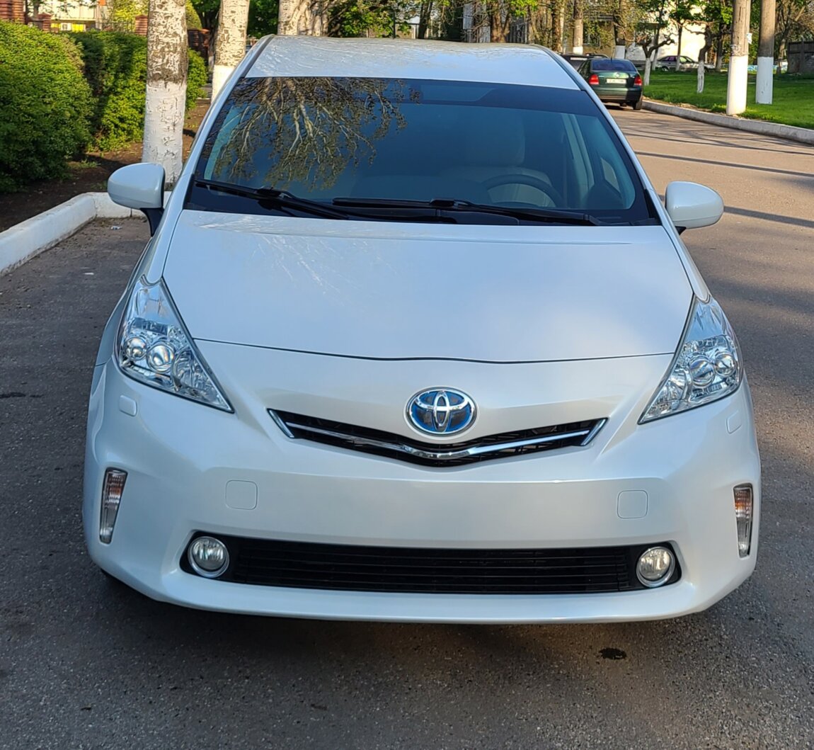 Toyota Prius v 2014