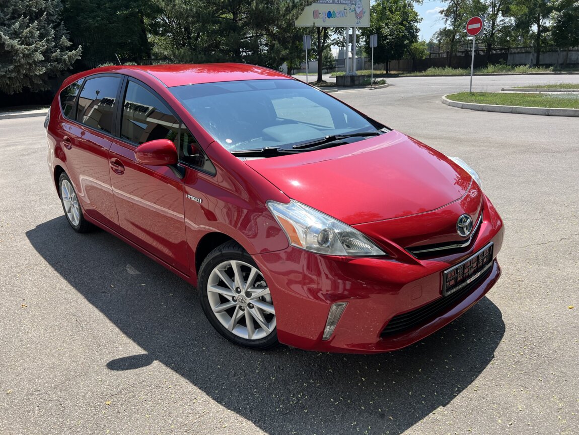 Toyota Prius v 2014