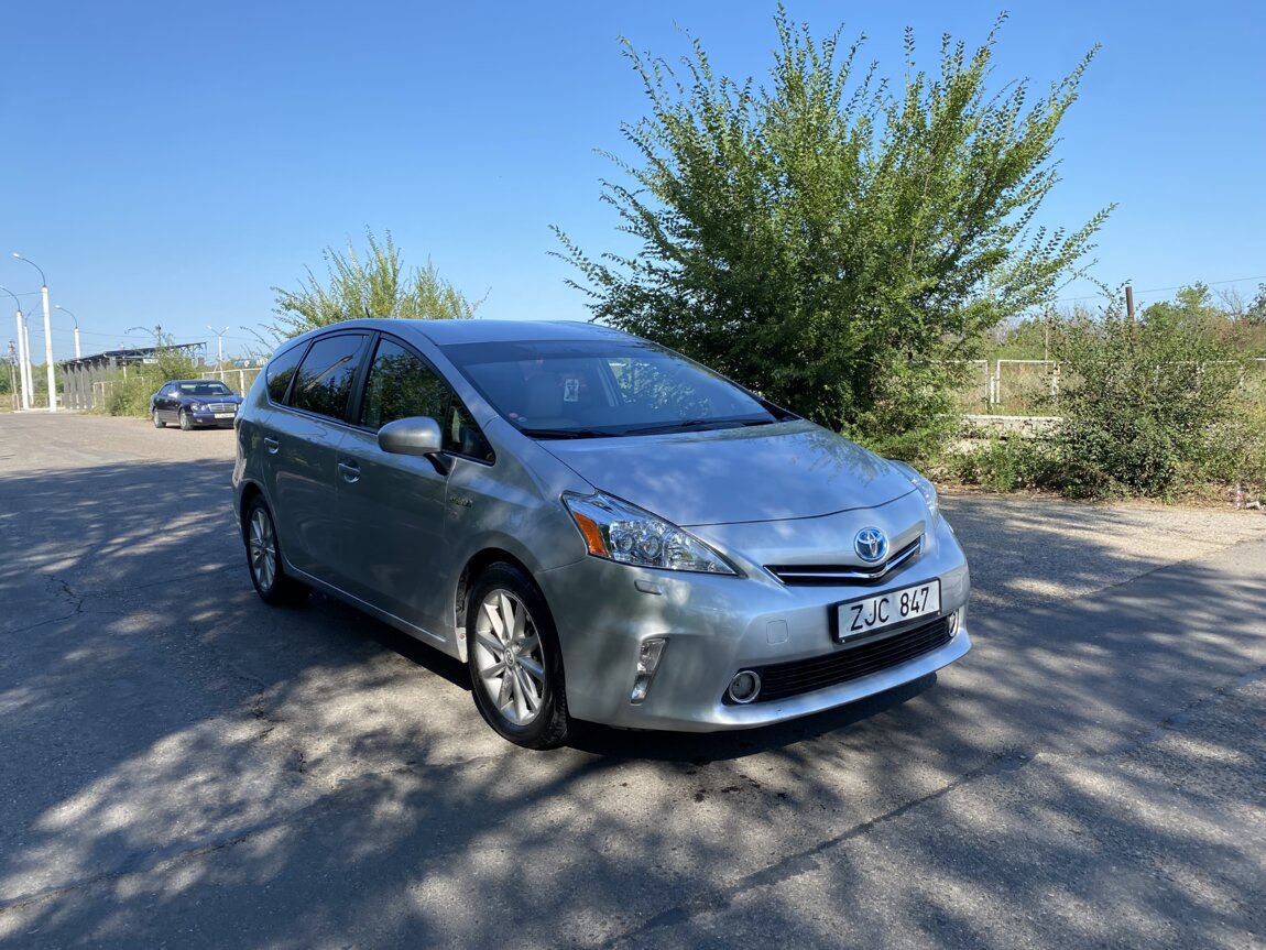 toyota prius alpha 2012