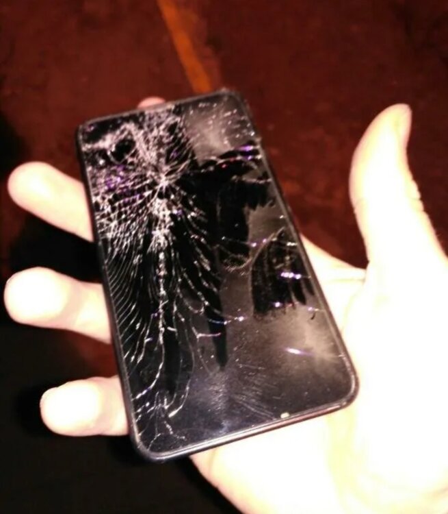 Фото разбивать телефон. Разбитый самсунг а50. Самсунг галакси а5 разбитый. Разбит экран телефона. Разбитый экран телефона.