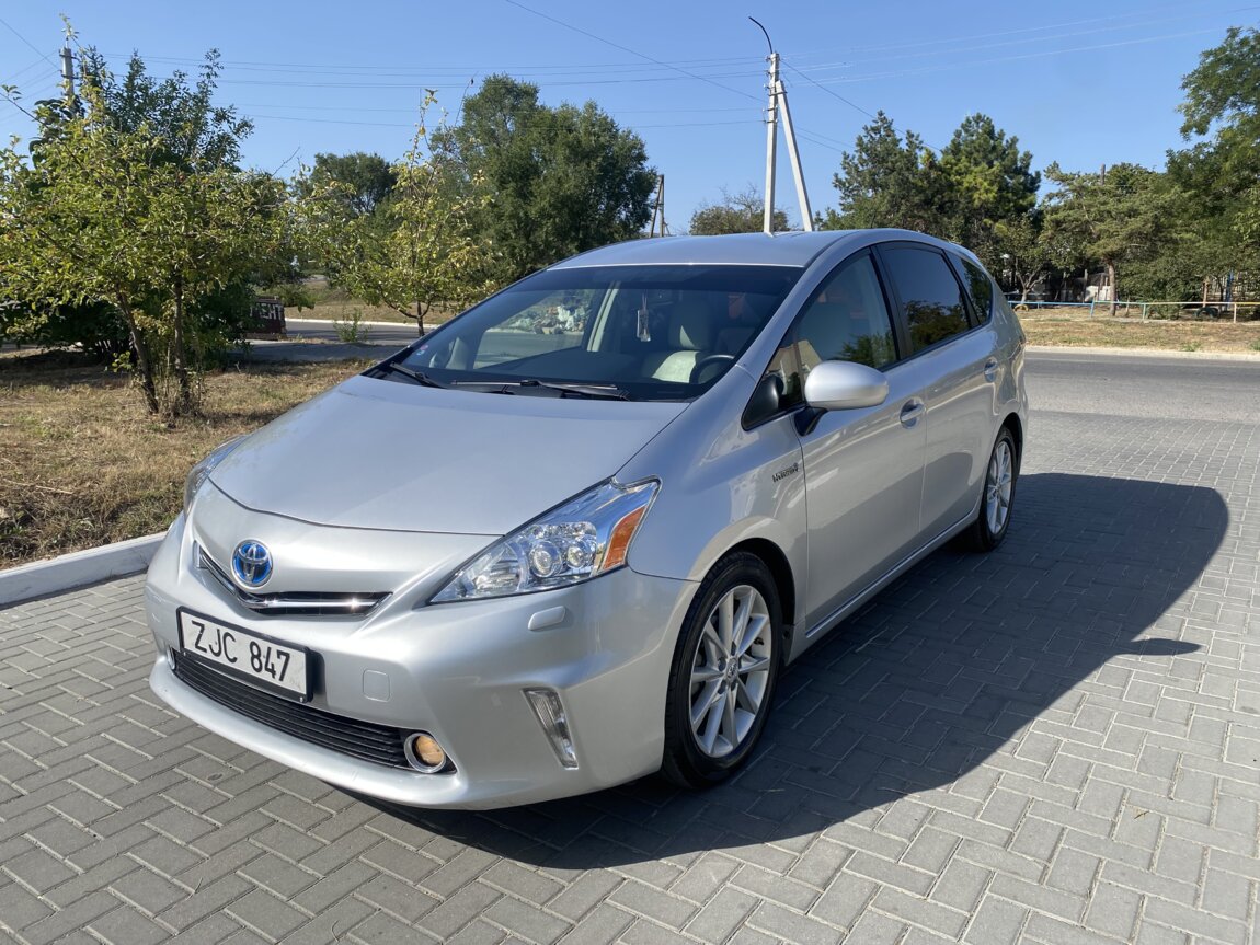 Toyota Prius v 2012