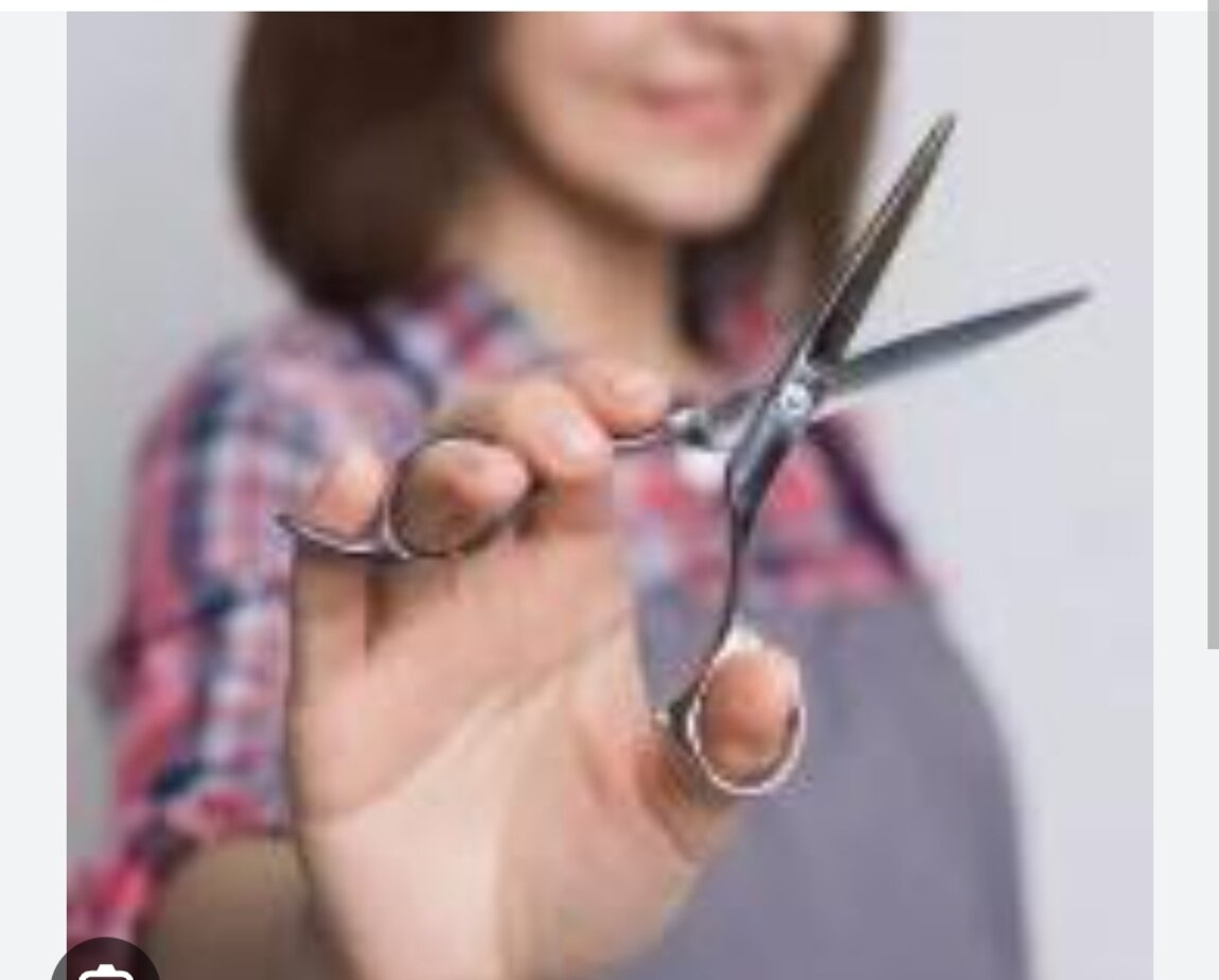 Руки ножницы. Ножницы для стрижки. Руки парикмахера с ножницами. Фотосессия с ножницами. Парикмахер эстетика профессии.