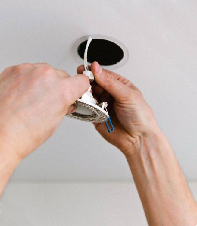 Как достать лампочку gu5. Как вставить точечную лампочку. Как вставить точечную лампочку. Пружинки для светильников. Как вставить точечную лампочку.