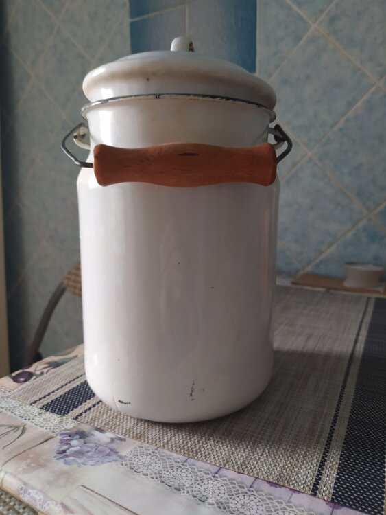 Продам банки стеклянные, бидон, бочку пластмассовую