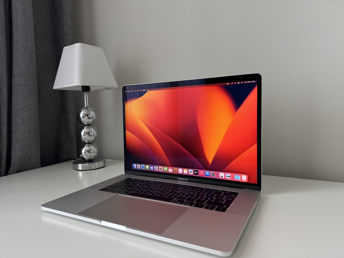 MacBook Pro 15 i7/16GB/256/Radeon Pro 5900 Lei