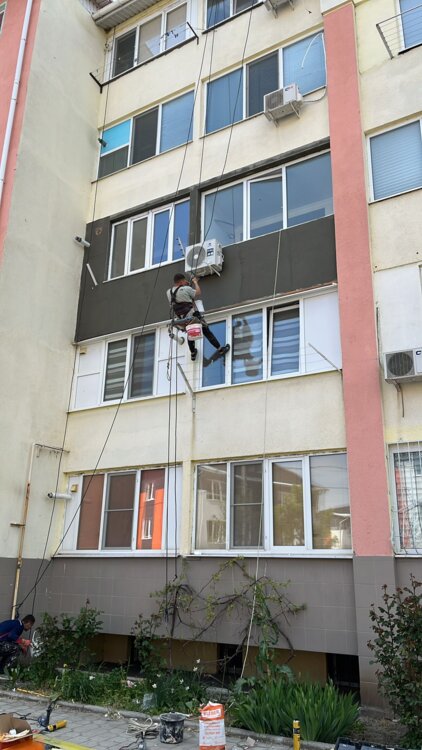 Утепление фасада, высотные работы, промышленный альпинист.