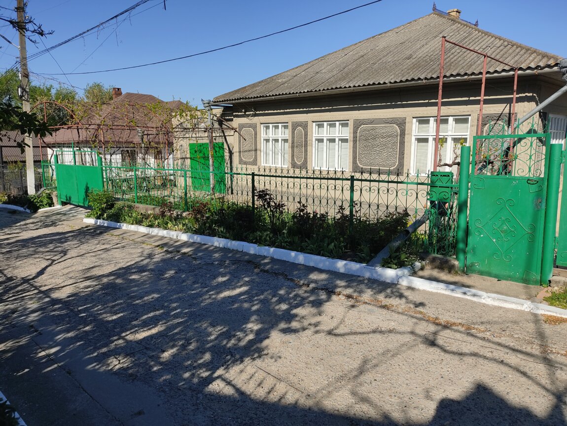 Центр Новых Анен, жилой дом140 м2, с 2-мя гаражами и хоз. постройками 86000 €
