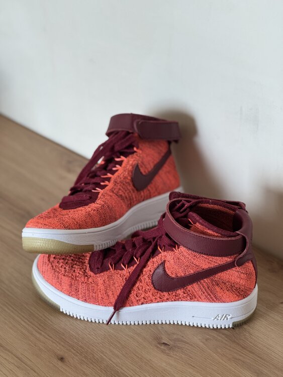 Продам оригинальные кроссовки Nike Air Force 1 Flyknit