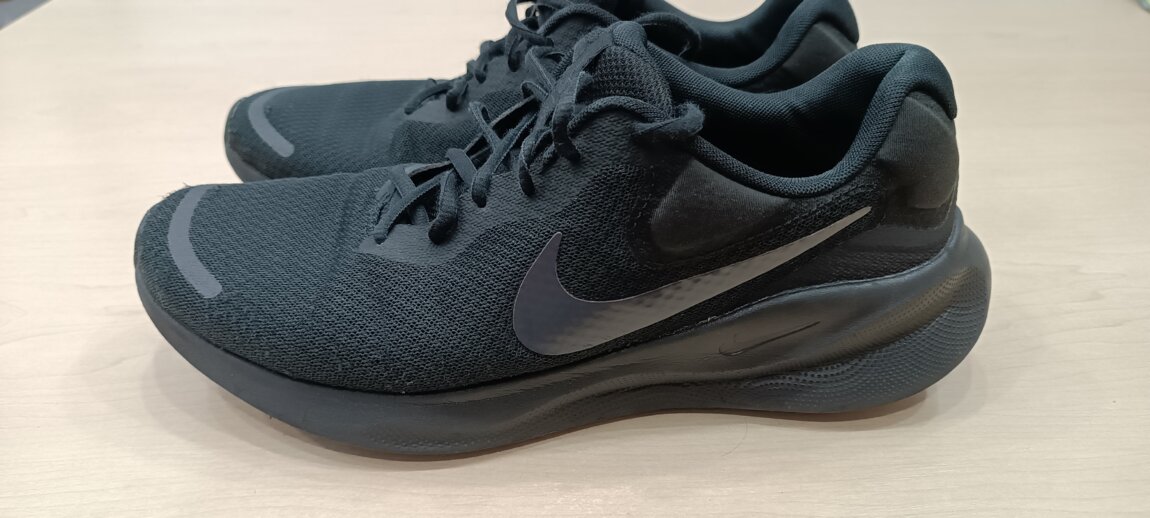 Продам NIKE оригинал 43 размер