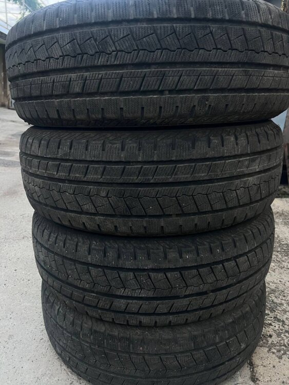 Продам Резину 235/60р18