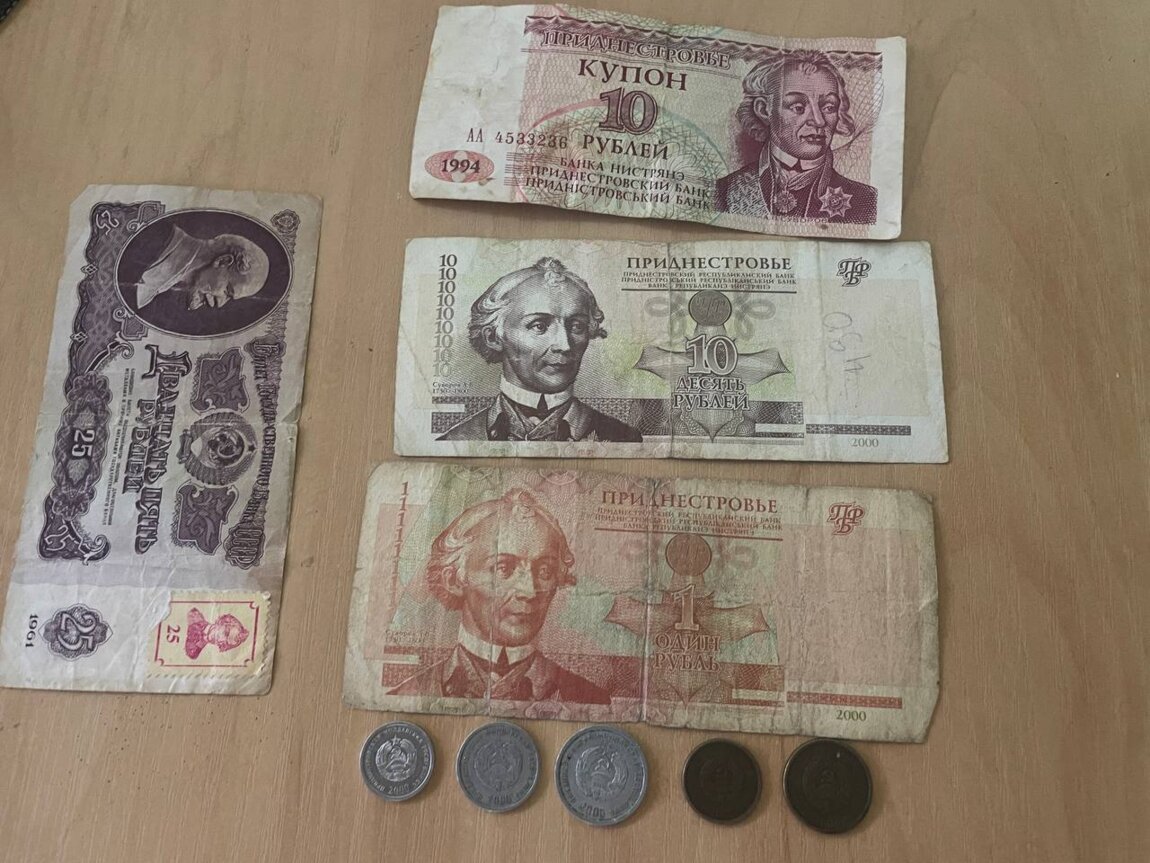 Продам винтажные вещи и ранние купюры Приднестровья