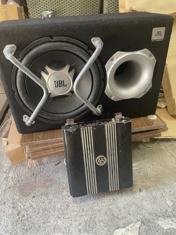Продам сабвуфер jbl с усилителем