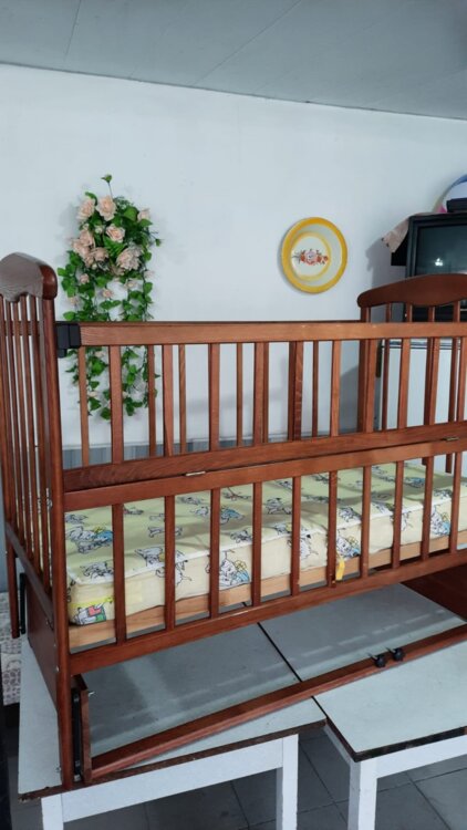 Продаю детскую кроватку с маятником. 1200 руб.