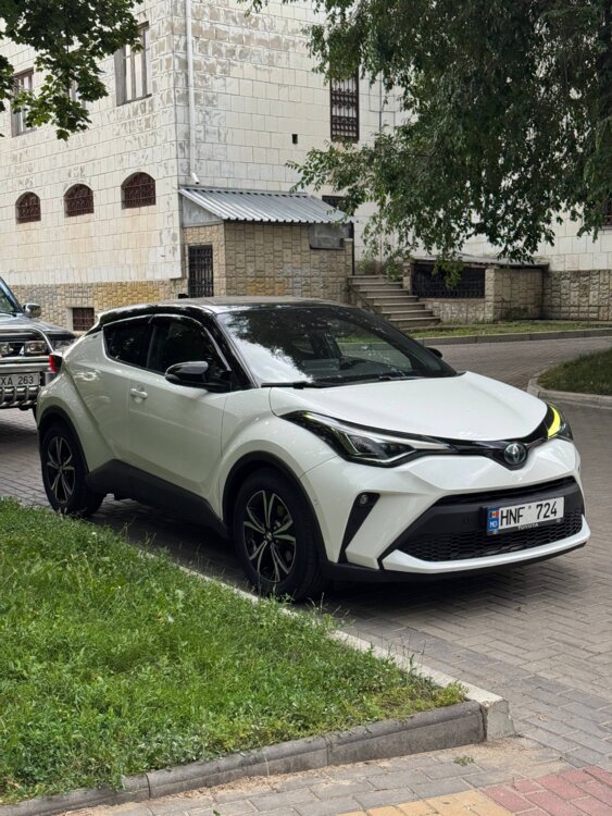 Toyota CH-R, 2020 год, гибрид, идеальная!