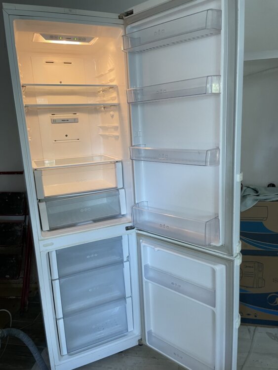 Продаётся двухкамерный холодильник LG (NO FROST)