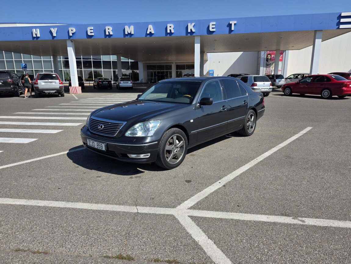 Lexus LS 430.