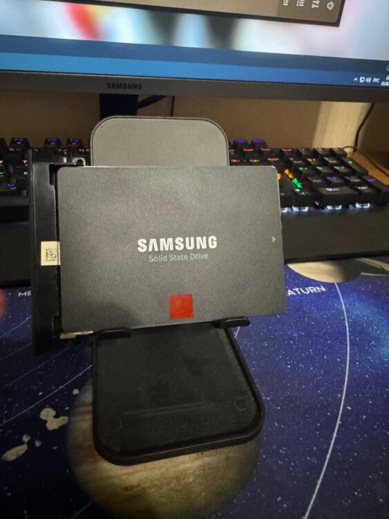 Твердотельный накопитель (SSD) Samsung 850 PRO объёмом 256 ГБ.