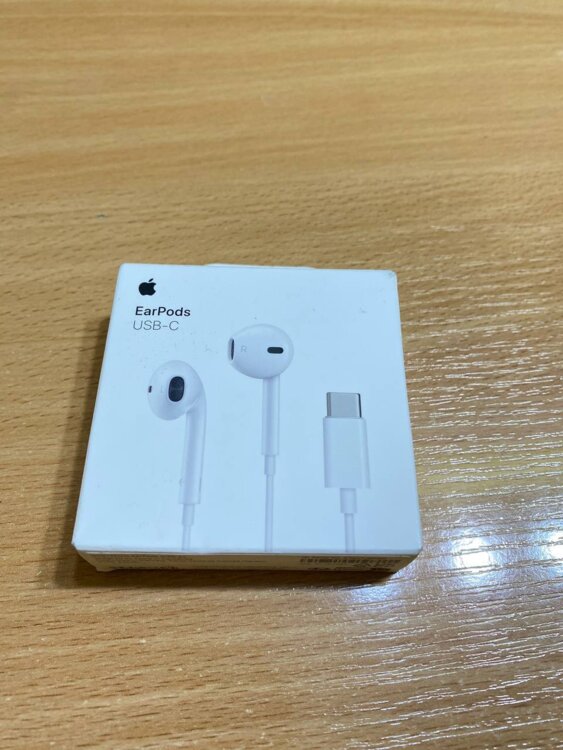 Продам ориг EarPods(все разъемы)+USB-C to 3.5mm переходник из Дании