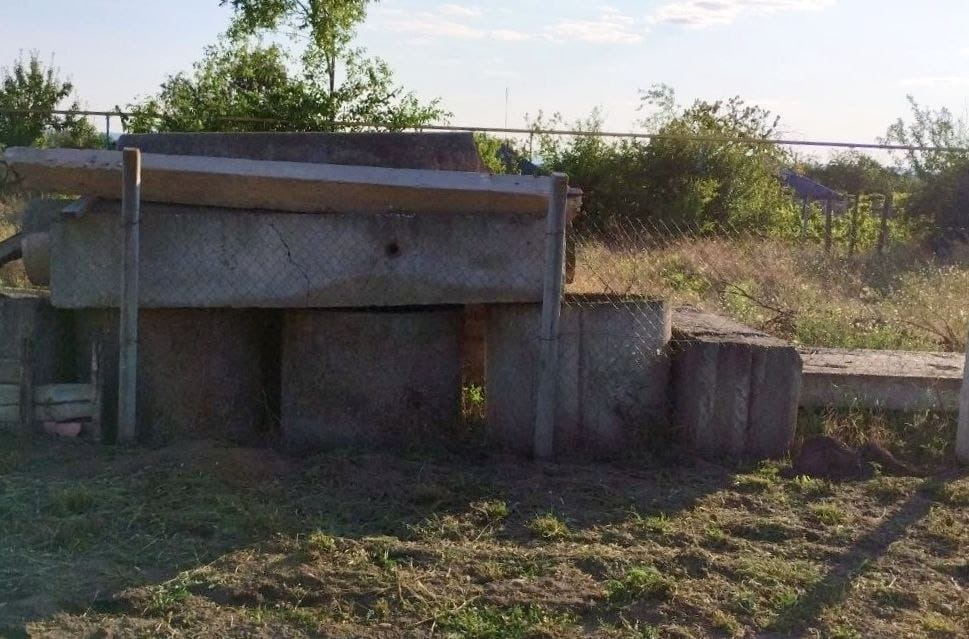 Продам 3 плиты и 3 кольца. Каждая по 1600 рублей. Возможен торг.