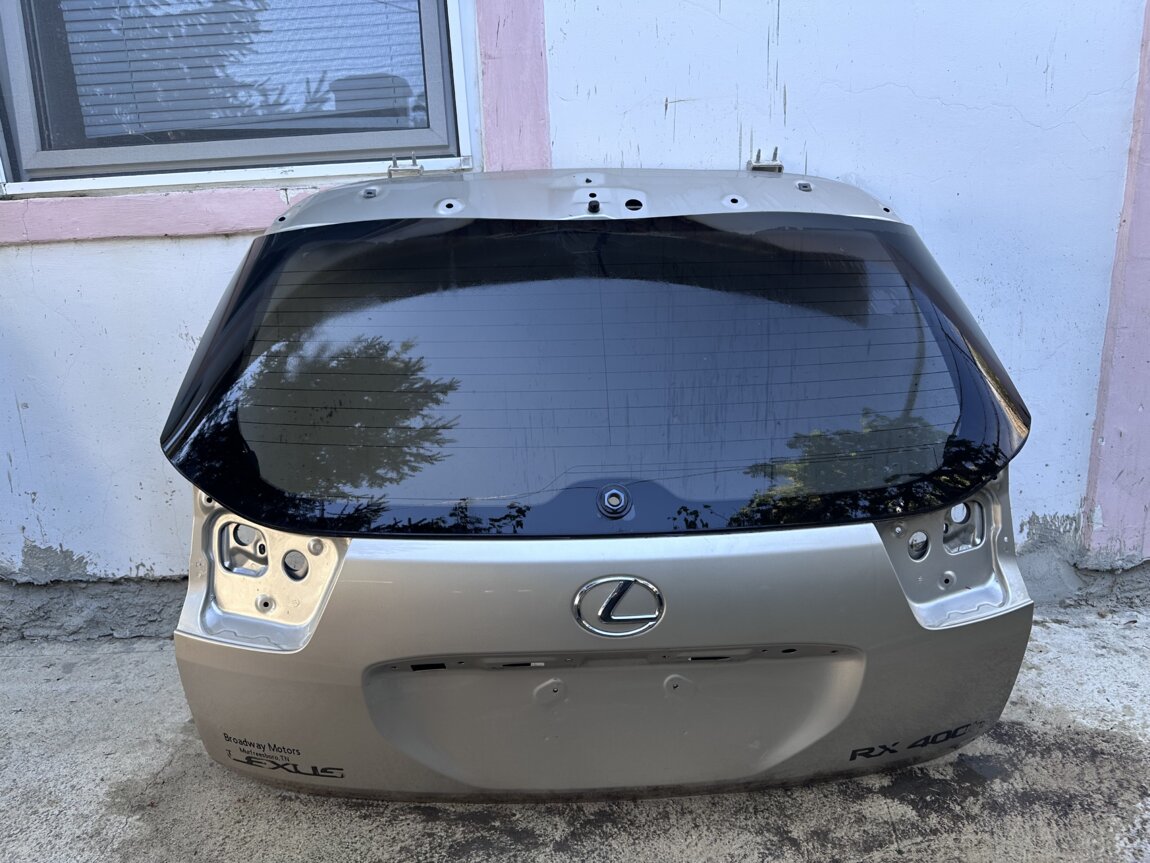 Продам крышку багажникa RX400h
