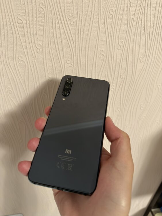 Продам Mi 9 SE торг уместен