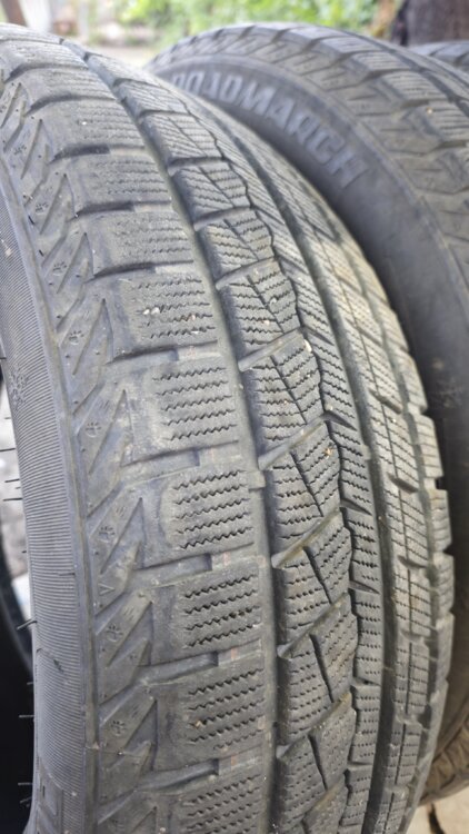 Продам зимнюю резину 235/60/R18