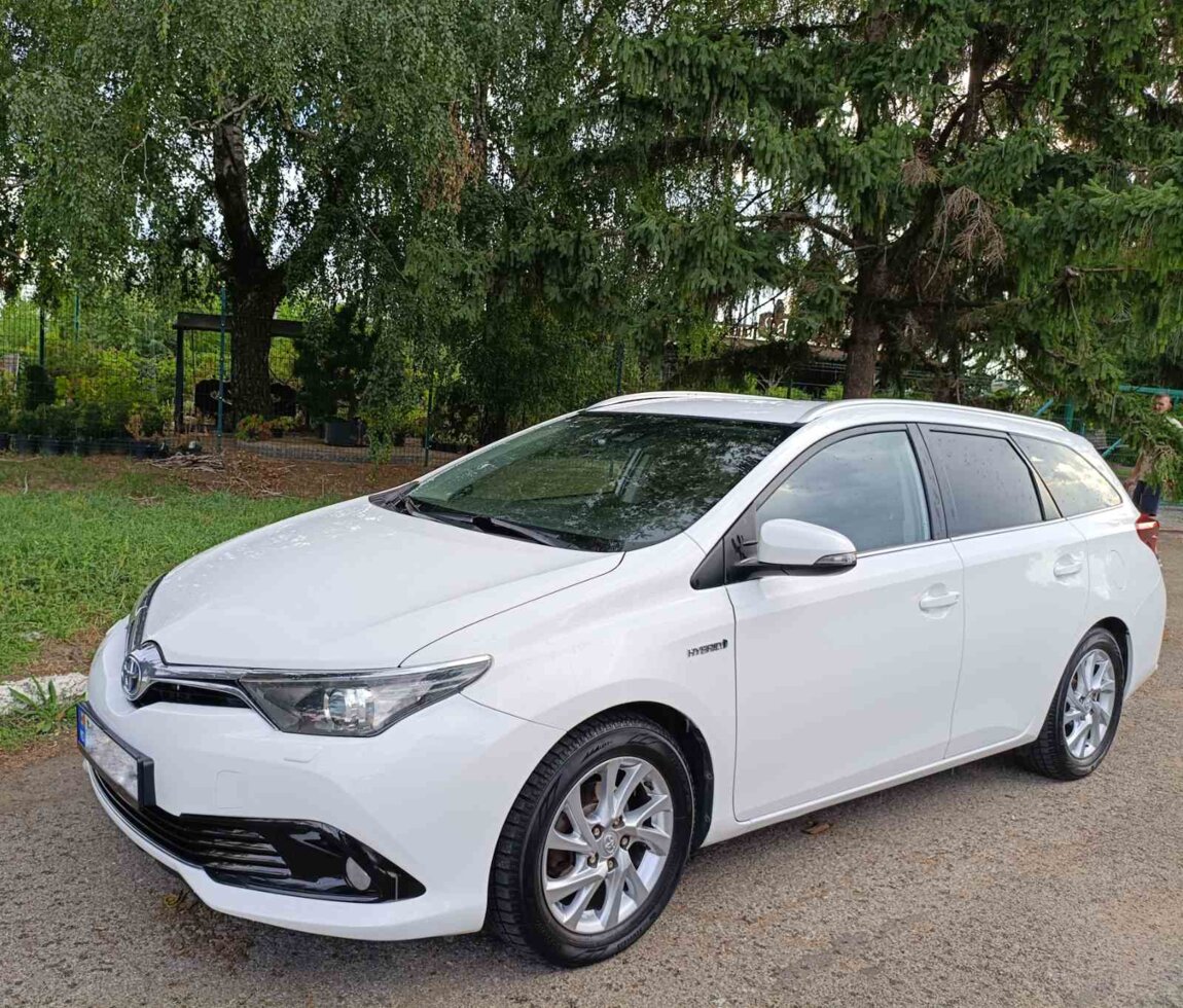 Toyota Auris Hybrid — ухоженная, экономичная, отличное состояние