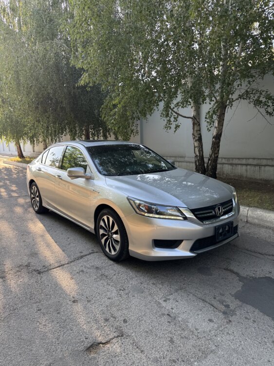 Honda Accord Hybrid 2015 2.0 гибрид Комплектация: • Кожаный салон