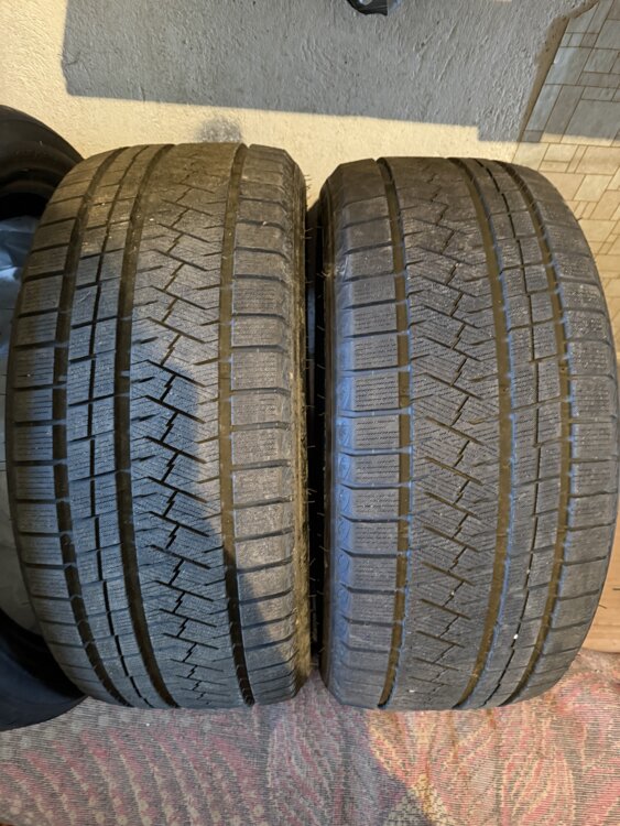 R20. Пара новых шин 245/40/20