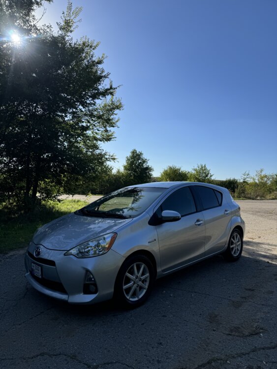 Продам Prius C