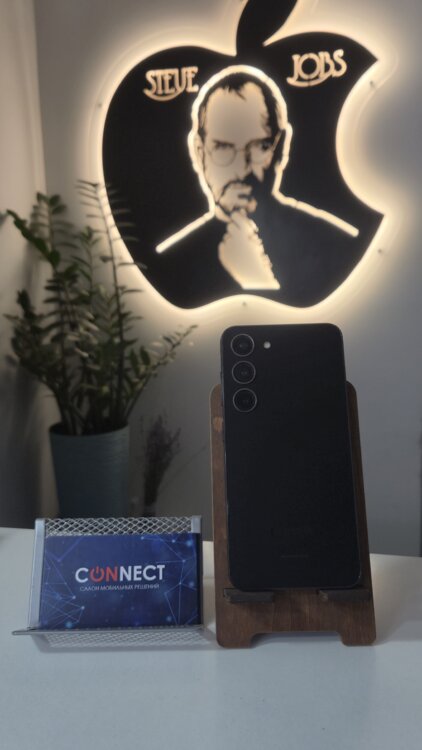 Samsung Galaxy S23 в идеальном состояние.