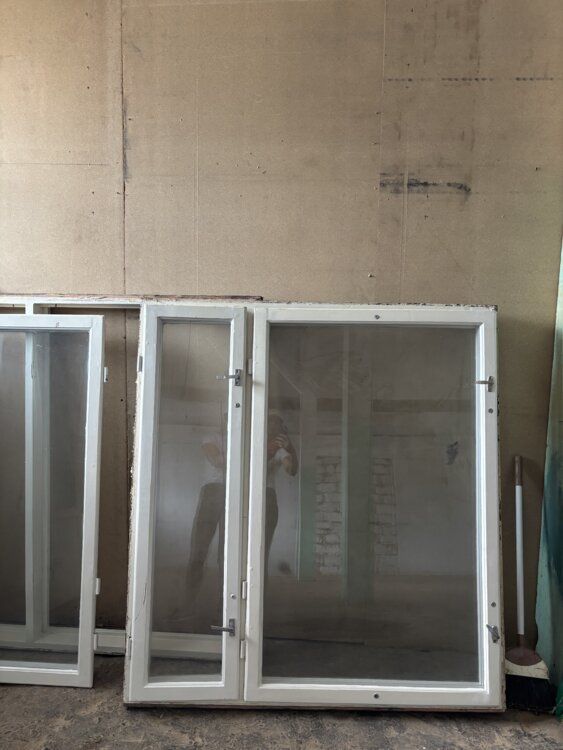 Продам деревянное окно 130×140 с коробкой.